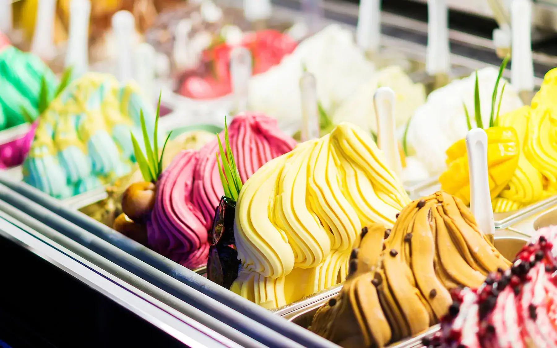 Showcase gelato dengan rasa vanila, stroberi, cokelat, dan lainnya