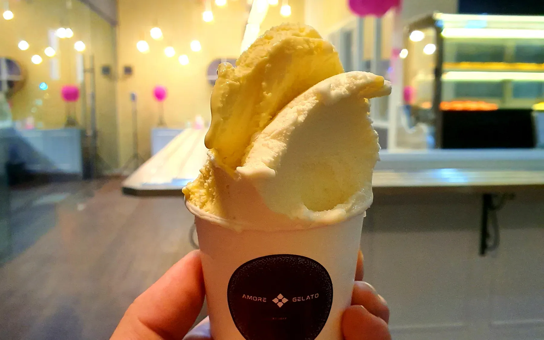Cup gelato mangga dan krim