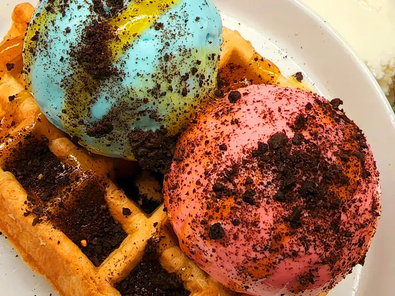Gelato dengan remah cookies di atas waffle